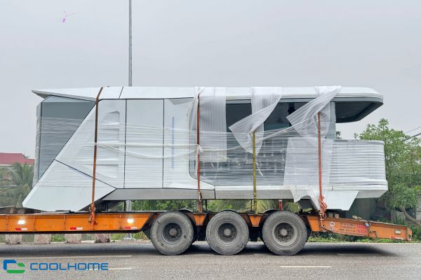 Nhà phi thuyền Coolhome Zen6 được vận chuyển nguyên căn từ xưởng đến nhà khách bằng xe đầu kéo