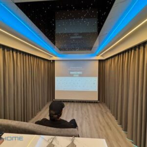 Kéo rèm và hạ màn chiếu là có ngay một không gian riêng tư, như một rạp chiếu phim thu nhỏ