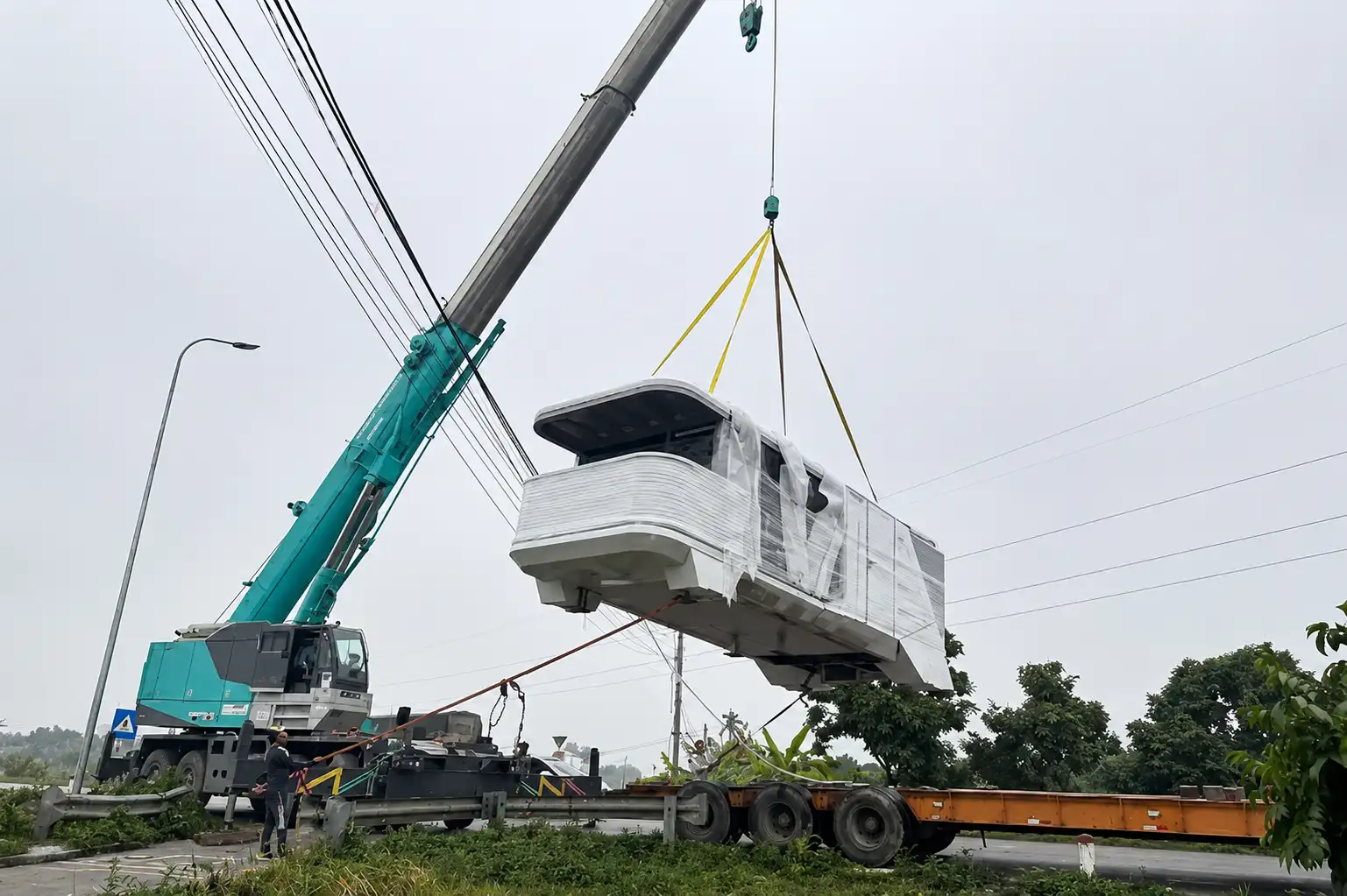 Máy nâng cẩu nhà từ xe đầu kéo xuống đất