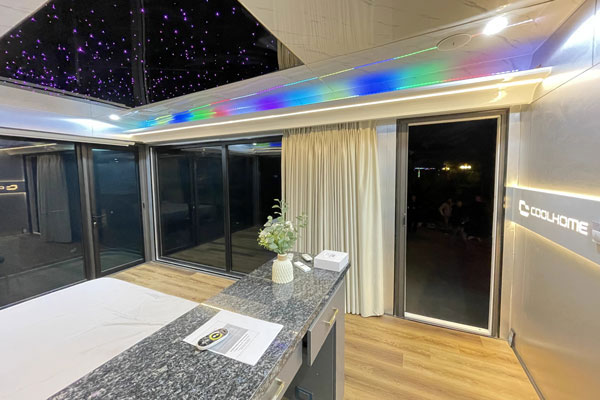 Nhà phi thuyền di động có quầy bar không?