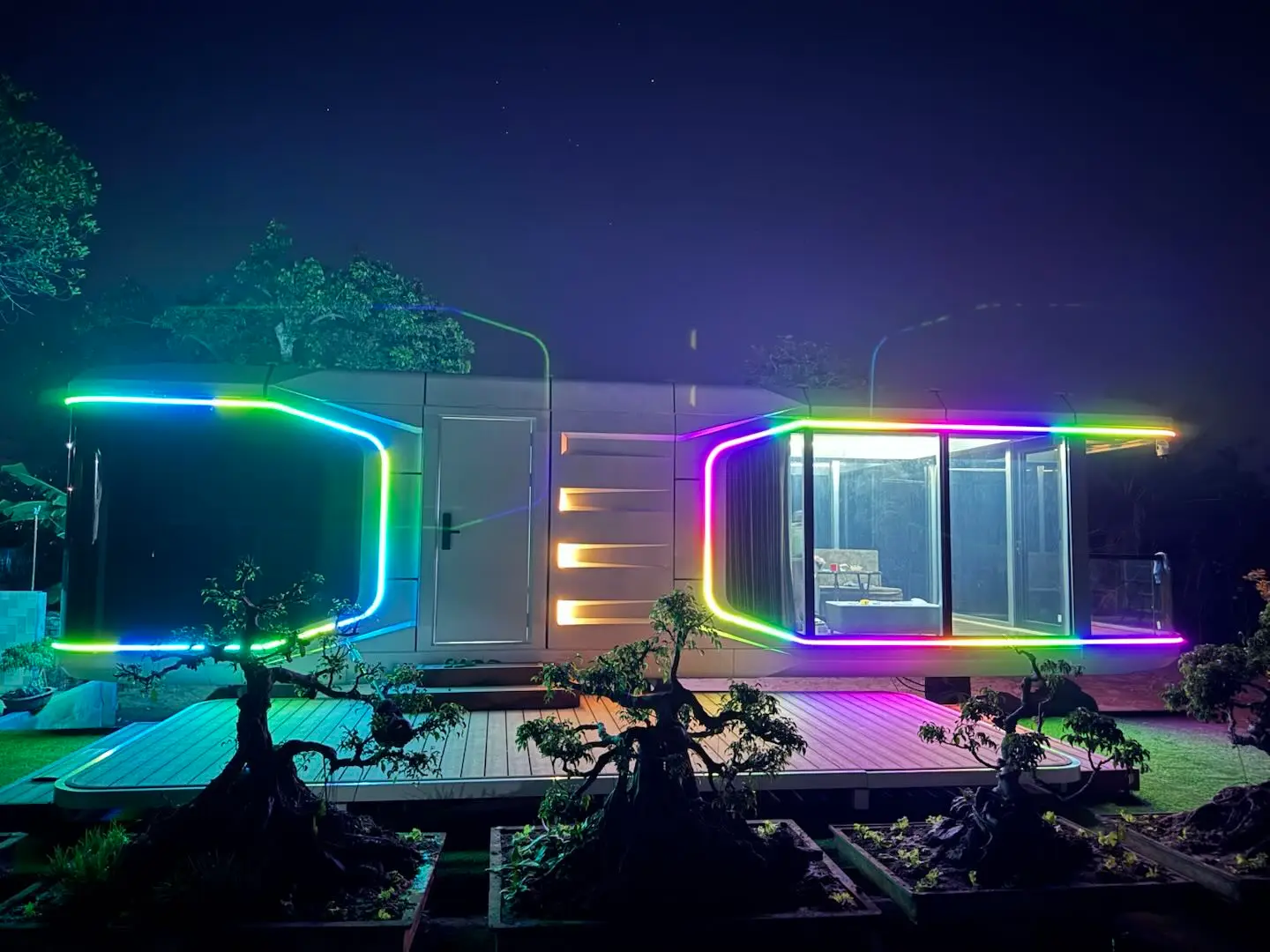 Nhà phi thuyền Zen8 Coolhome nổi bật ban đêm với thiết kế ánh sáng hiện đại