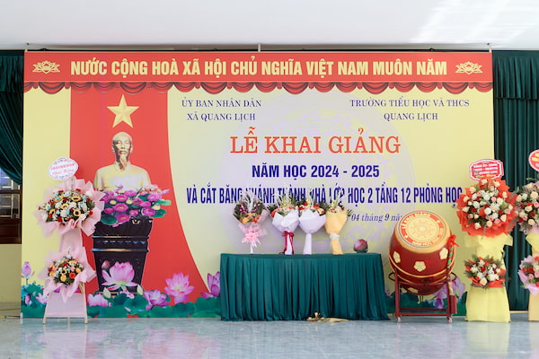 Công ty TNHH IGA Việt Nam đã thể hiện nghĩa cử cao đẹp khi tặng 12 bộ bàn ghế cho trường Tiểu học và THCS Quang Lịch.
