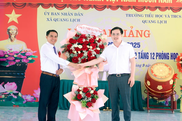 Ông Nguyễn Văn Giáp - Giám đốc Công ty TNHH IGA Việt Nam tặng hoa chúc mừng thầy và trò trường Tiểu học và THCS Quang Lịch nhân dịp khai giảng năm học mới.