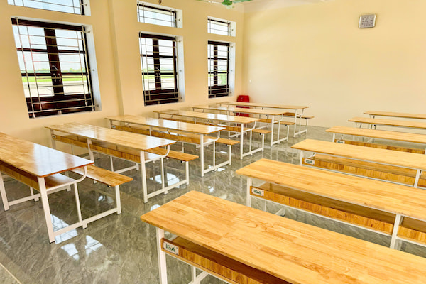 Những bộ bàn ghế mà Công ty TNHH IGA Việt Nam dành tặng cho nhà trường thật đáng trân quý.