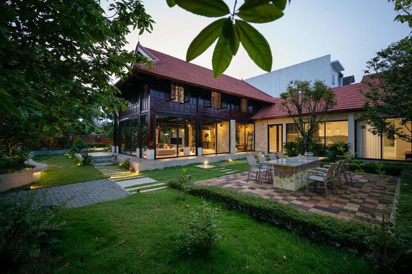 Nhà sàn là sự kết hợp hài hòa giữa vật liệu tự nhiên và công nghệ hiện đại, tạo nên một không gian sống tiện nghi và thoải mái