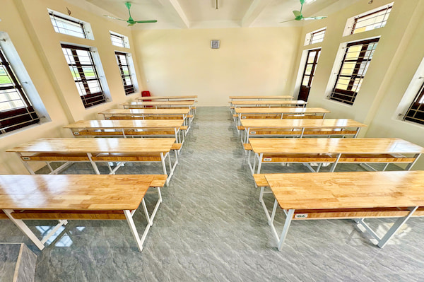 12 bộ bàn ghế học sinh mới trị giá 18.600.000 đồng là món quà của Công ty TNHH IGA Việt Nam dành cho các em học sinh trường Tiểu học và THCS Quang Lịch.