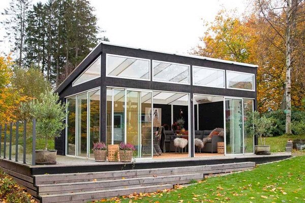 Tường kính trong mẫu nhà lắp ghép 60m2 giúp không gian sáng bừng