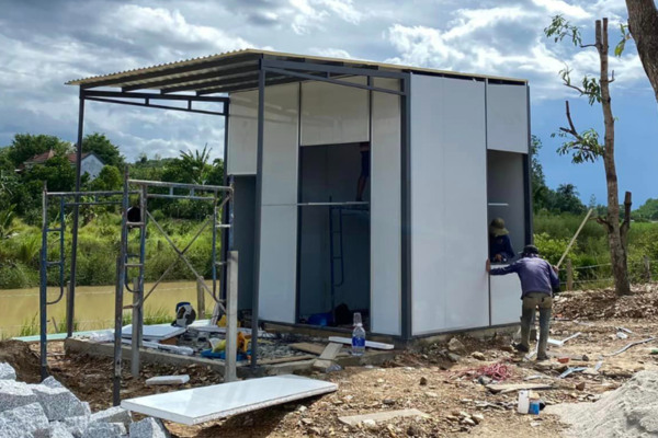 Quy trình thi công nhà lắp ghép gần tương tự như nhà bê tông truyền thống, nhưng thời gian xây dựng được hoàn thành nhanh hơn