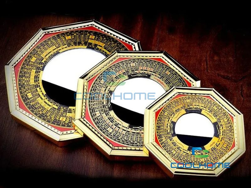 Sử dụng gương bát quái hoặc chuông gió