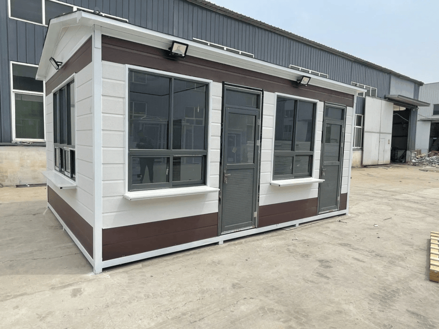 Mái nhà được làm từ tôn lạnh bền bỉ với thời gian