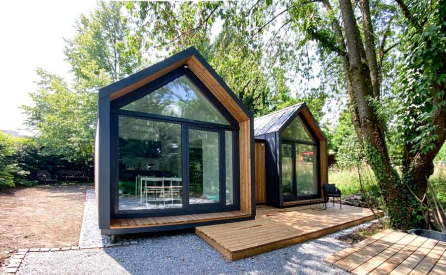 Các vật liệu như panel cách nhiệt và thép tiền chế giúp giảm chi phí xây dựng đáng kể