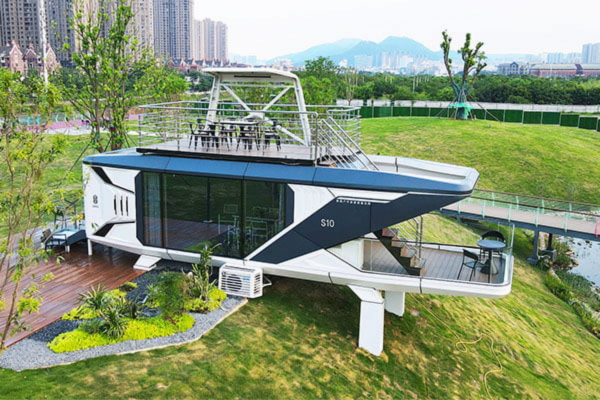 Thiết kế độc đáo của nhà cabin mang lại cảm giác hiện đại nhưng vẫn gần gũi, khiến nó trở thành lựa chọn lý tưởng cho những người yêu thích sự tối giản nhưng không kém phần tiện nghi