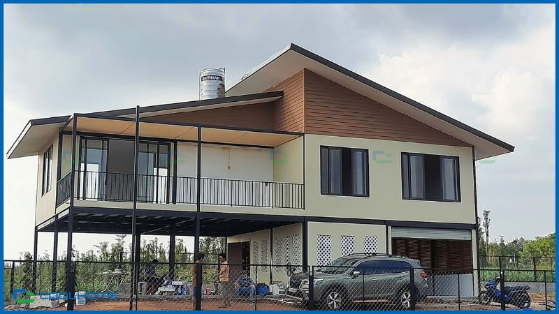 Nhà tiền chế mái thái kết hợp gỗ ấm cúng