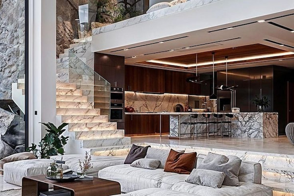 Phòng khách căn hộ Duplex với sofa lớn và đèn chùm sang trọng