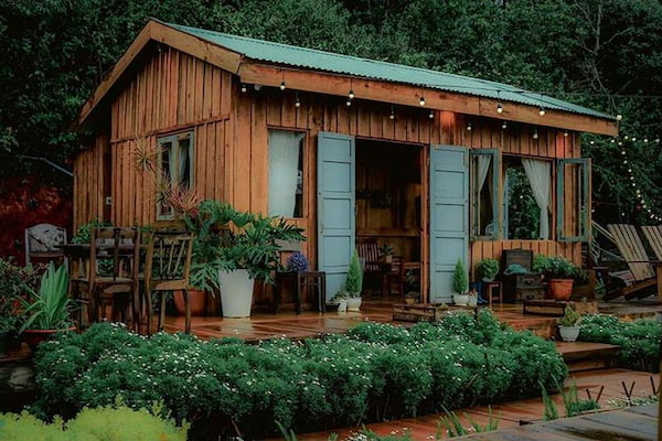Không gian tối giản nhưng đầy đủ tiện nghi – yếu tố thu hút du khách lựa chọn nhà gỗ homestay
