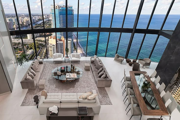 Penthouse với không gian mở và cửa kính lớn