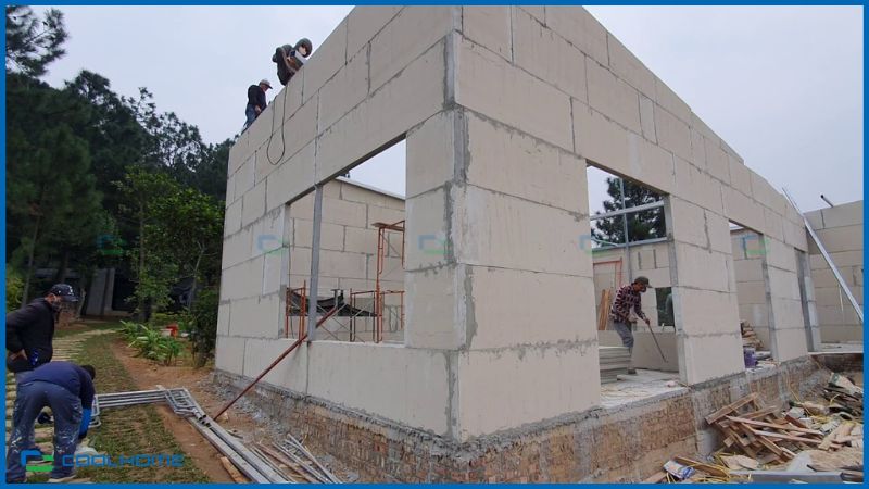 Xây nhà lắp ghép bằng bê tông nhẹ giúp rút ngắn thời gian thi công đáng kể