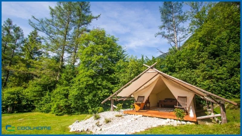 Hai sườn mái dốc đối xứng của nhà 2 mái