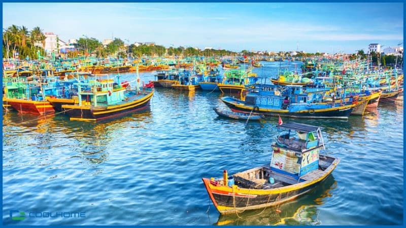 Phan Thiết - Mũi Né nổi tiếng với những đồi cát bay huyền ảo và bãi biển dài, đầy nắng