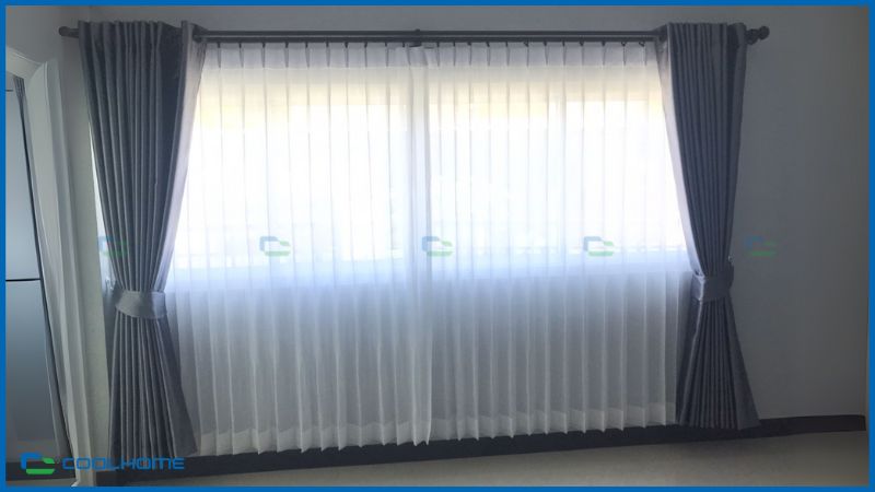 Rèm xếp lớp hai lớp cho phép điều chỉnh ánh sáng linh hoạt nhờ kết hợp voan mỏng và vải dày