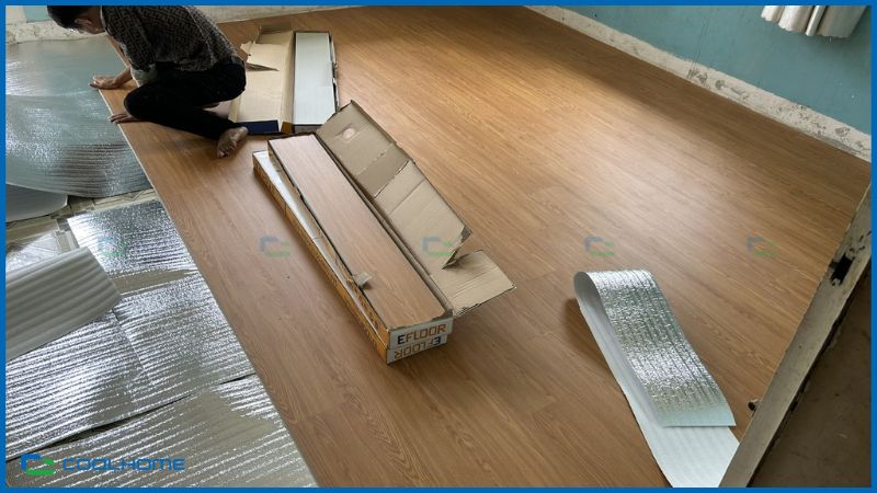 Thi công sàn nhựa dán keo cần đảm bảo nền sạch và bằng phẳng