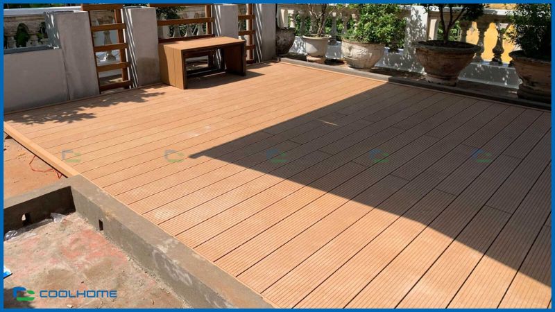 Bề mặt sàn nhựa giả gỗ được thiết kế giống gỗ thật mang lại cảm giác tự nhiên