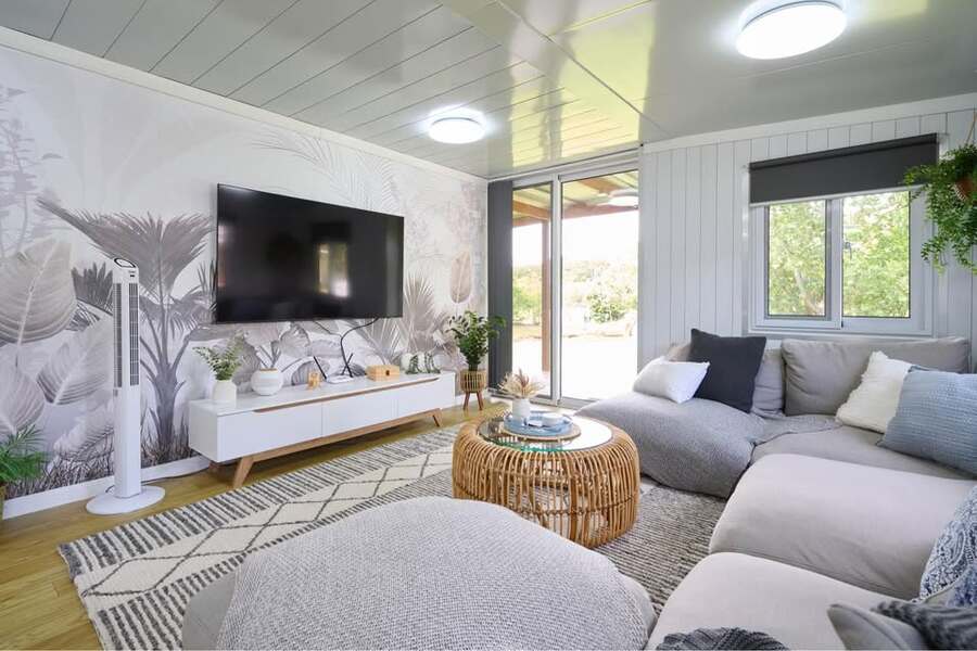 Nhà lắp ghép có bếp mở – Prefab House With Open Kitchen với nội thất phòng khách