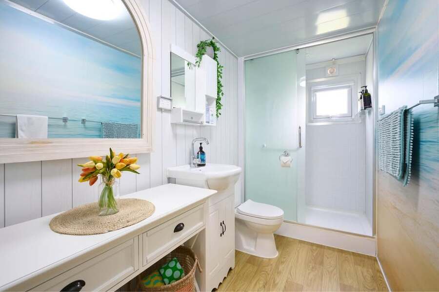 Nhà lắp ghép có bếp mở – Prefab House With Open Kitchen với khu vực nhà tắm