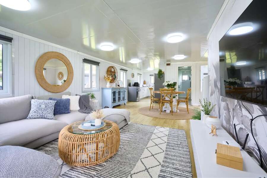 Nhà lắp ghép có bếp mở – Prefab House With Open Kitchen không gian đẹp