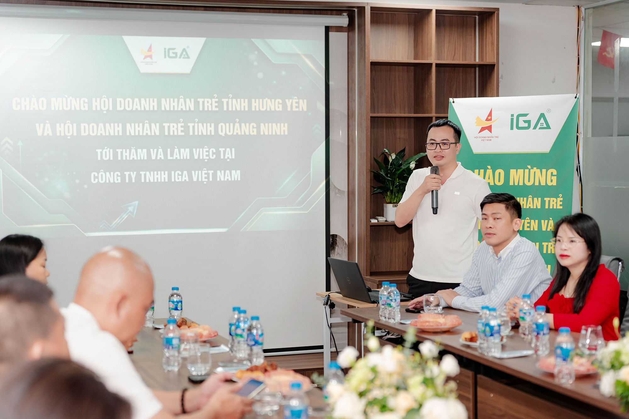 Chào mừng những doanh nhân trẻ đến thăm công ty TNHH IGA giám đốc có đôi lời phát biểu
