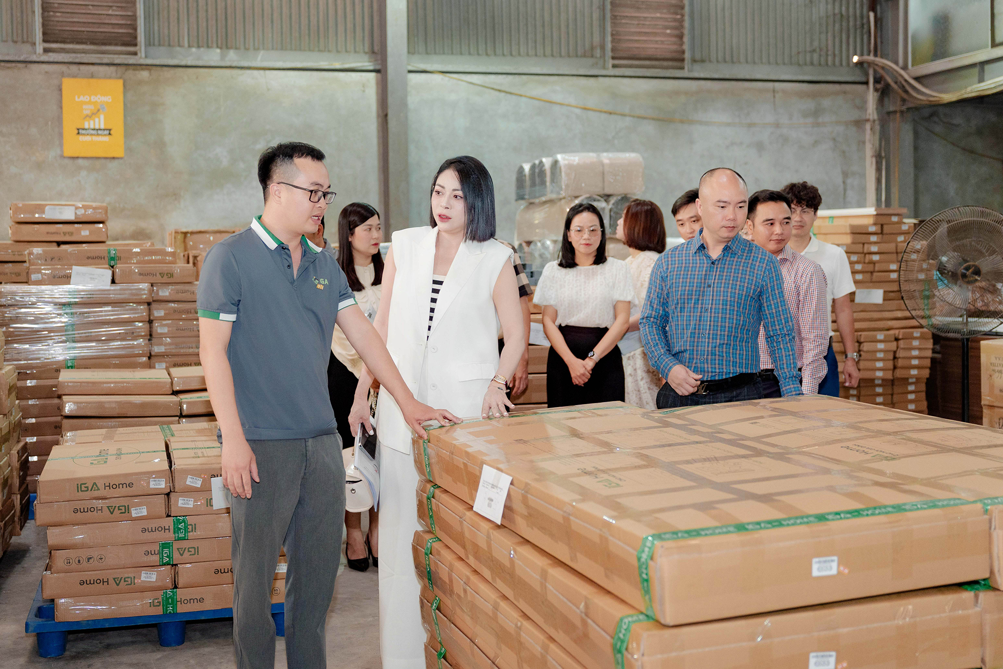 Chào mừng những doanh nhân trẻ đến thăm công ty TNHH IGA khi giới thiệu mẫu bao bì