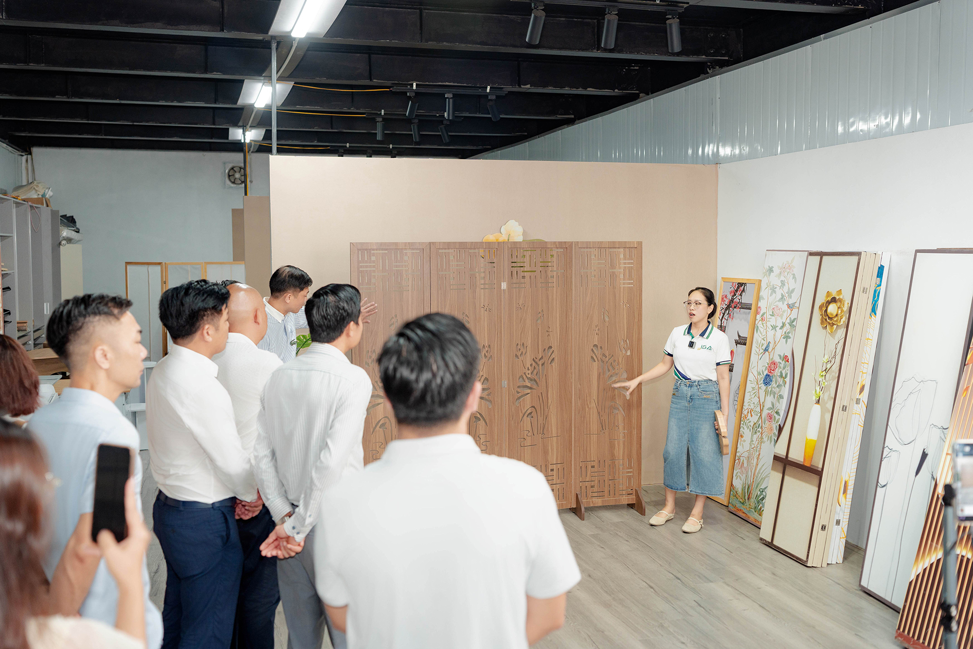 Chào mừng những doanh nhân trẻ đến thăm công ty TNHH IGA khi giới thiệu về phòng likestream