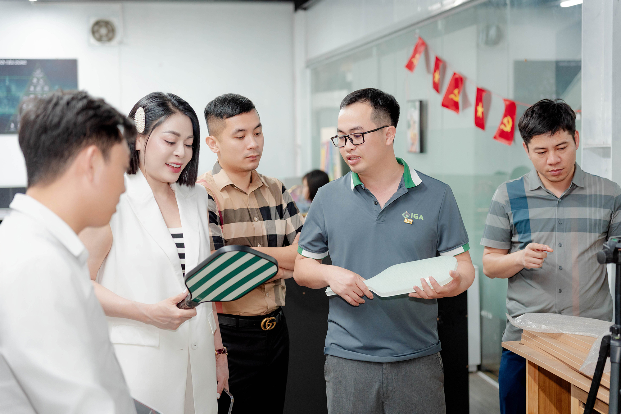 Chào mừng những doanh nhân trẻ đến thăm công ty TNHH IGA khi giới thiệu về pickeball
