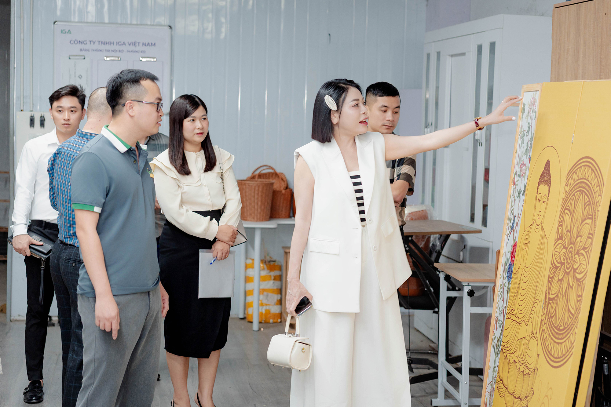 Chào mừng những doanh nhân trẻ đến thăm công ty TNHH IGA xem các sản phẩm hiện đang sản xuất