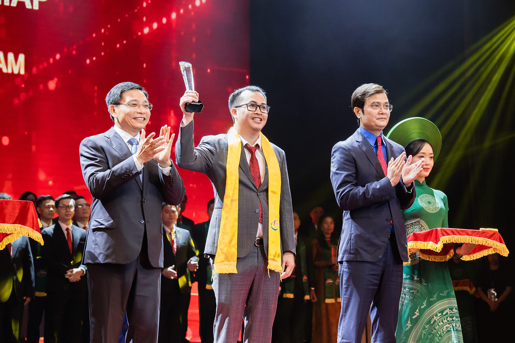 Ông Nguyễn Văn Giáp - Giám đốc Công ty TNHH IGA Việt Nam, đại diện duy nhất của tỉnh Hưng Yên, vinh dự nhận danh hiệu TOP 10 Doanh nhân trẻ Khởi nghiệp xuất sắc năm 2026