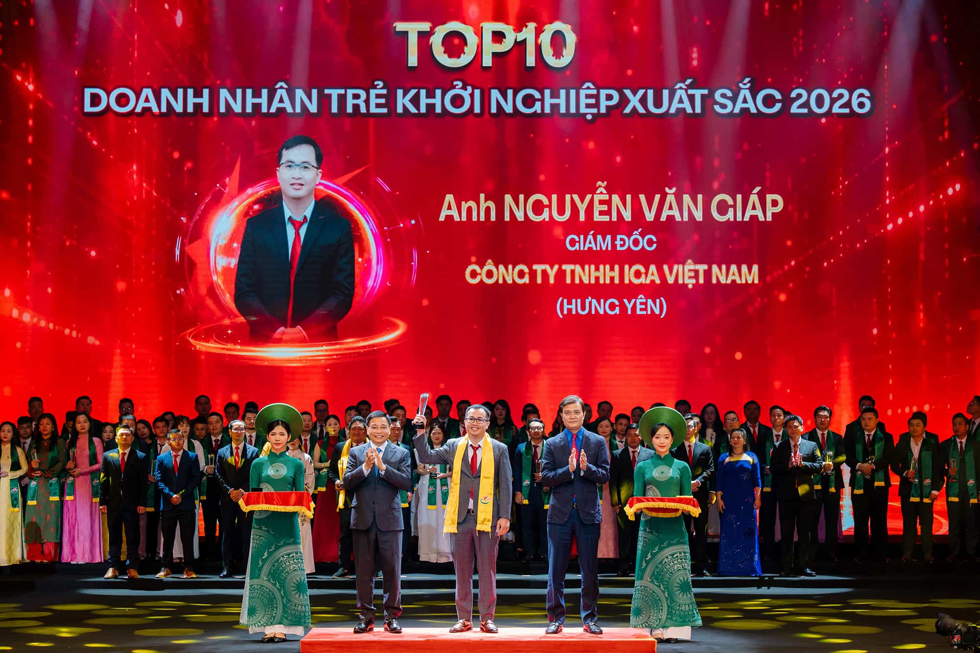 Phó Thủ tướng Chính phủ Nguyễn Văn Thắng và lãnh đạo các Bộ, ban, ngành chụp ảnh lưu niệm cùng các Doanh nhân trẻ Khởi nghiệp xuất sắc năm 2026 tại buổi lễ