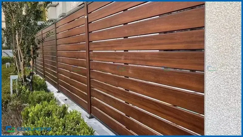 Màu sắc vân gỗ tự nhiên mang lại cảm giác gần gũi và hài hòa với cảnh quan xung quanh